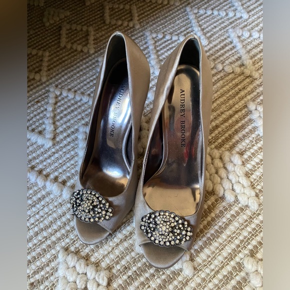 Taupe satin pumps with rhinestone detail - Picture 1 of 7